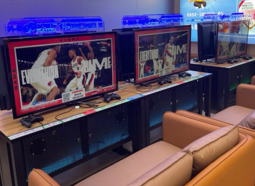 我在没有店员的共享主机店待了一天