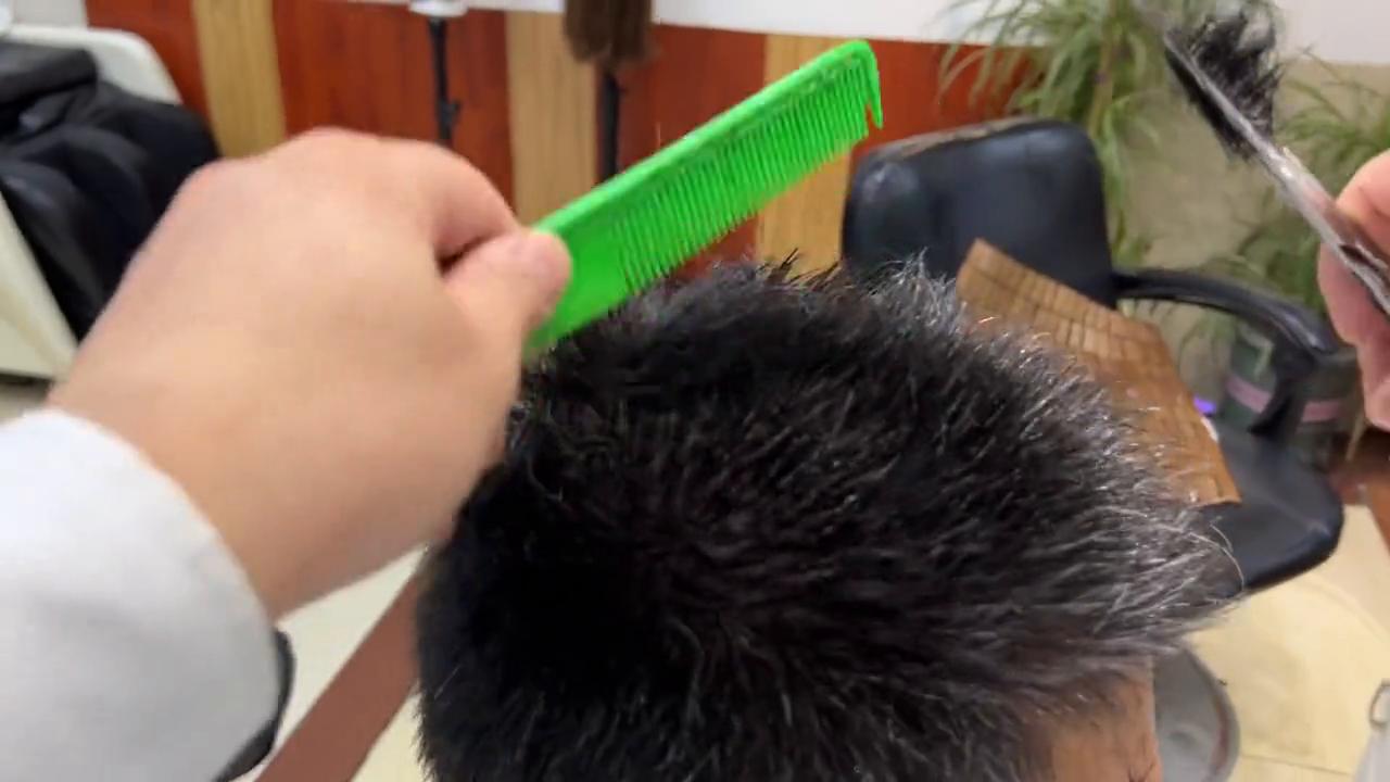 美发牙剪怎么用视频教程,牙剪手法教学视频