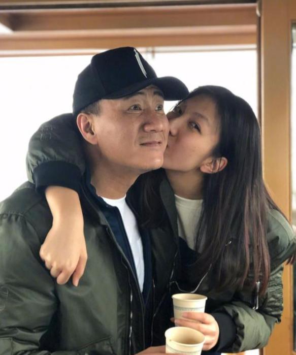 父女之间亲嘴的危害,父女亲脸拥抱违法吗