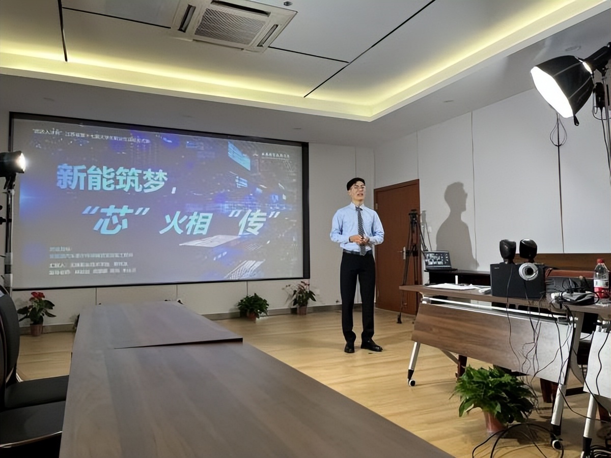 以青春之力扛起时代责任,贫困学子的奋进之路