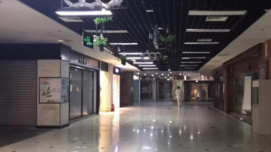 昔日繁华的大街如今空荡荡的,昔日繁华地带如今冷冷清清