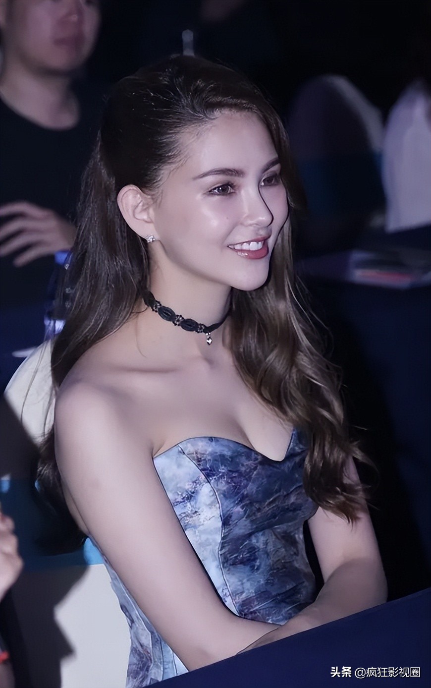 昆凌海边秀身材,昆凌晒扎马尾照片