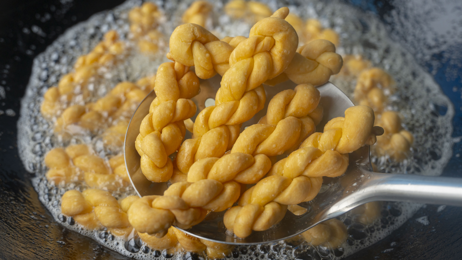 面粉这样做酸甜可口出锅瞬间抢光,面粉的独特做法每一口都酥掉渣