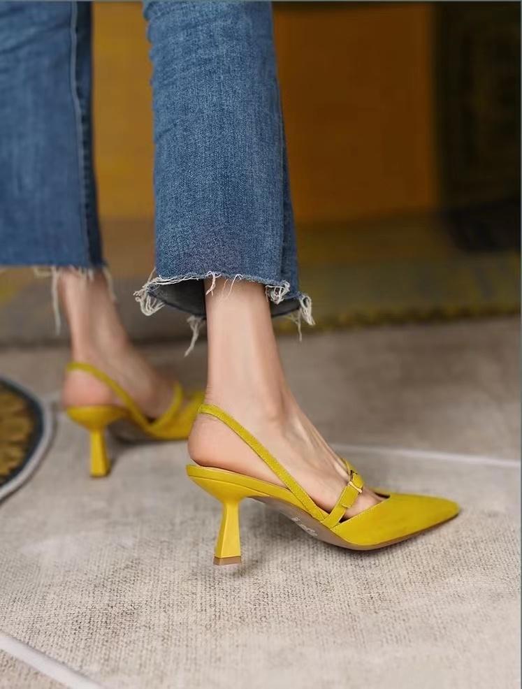 牛仔裤除了搭小白鞋还能搭什么鞋 (白色牛仔裤搭什么鞋子)