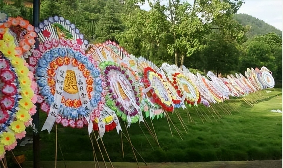 花圈上挽联方法有哪些讲究,花圈挽联是怎么贴的