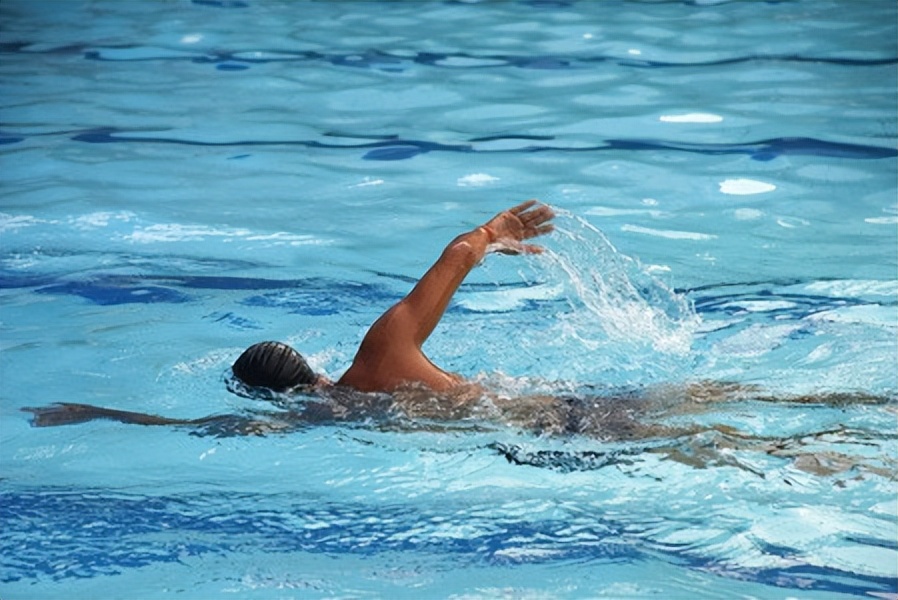 越游腰越疼！游泳对腰椎真的好吗？