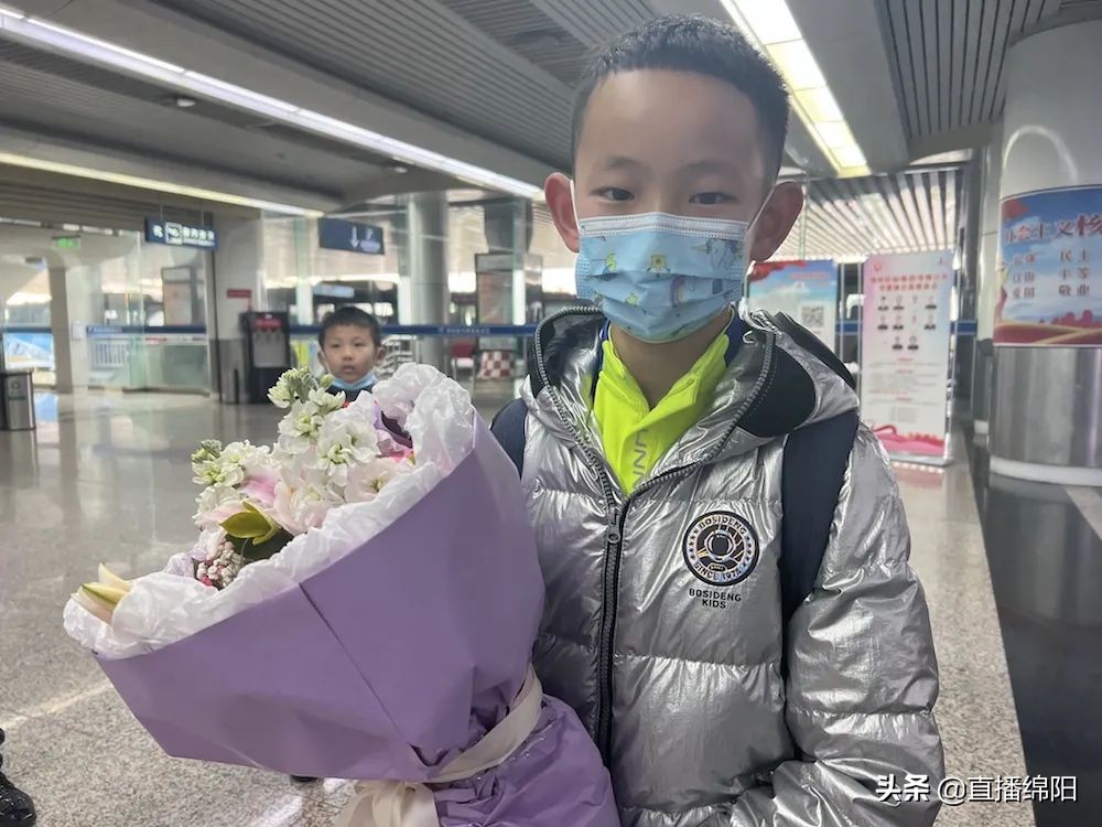 女足国脚张琳艳回乡,中国女足张琳艳回家乡获奖