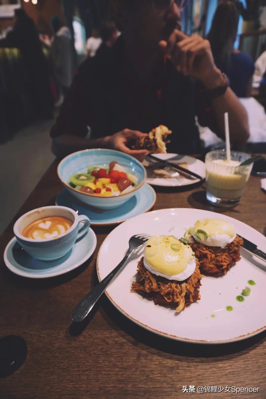 我在布达佩斯，收集了很多秋天送给你