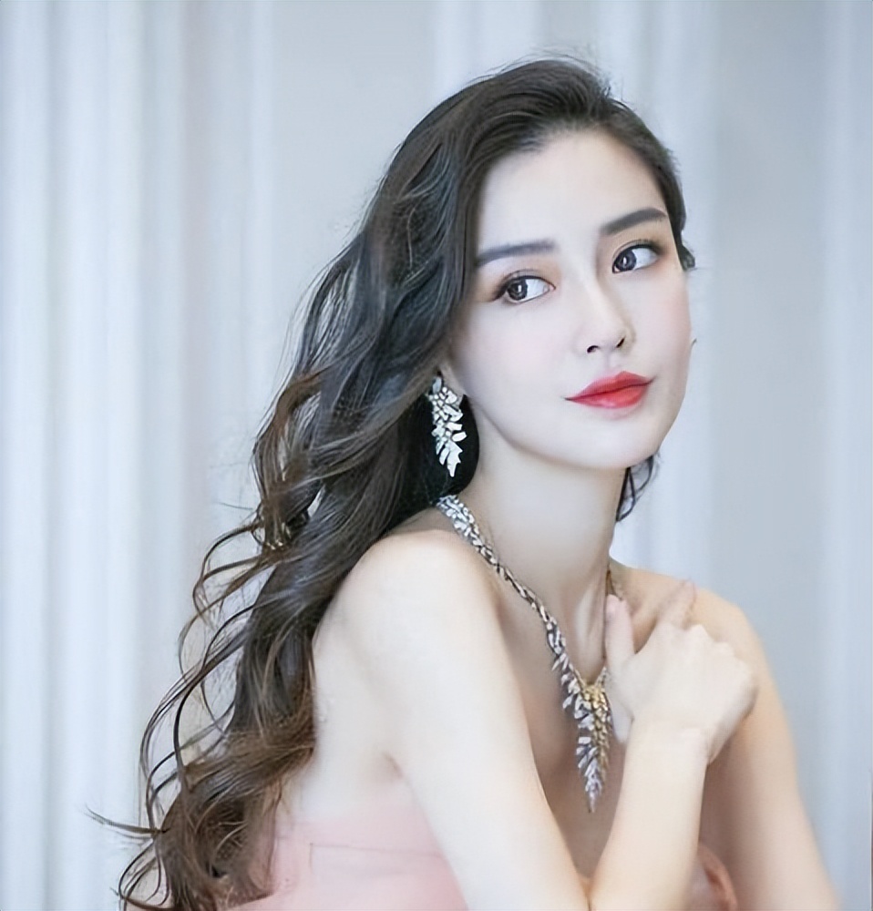 长得不好看却能红一塌糊涂的女星,惊艳荧屏却退圈的7位女星