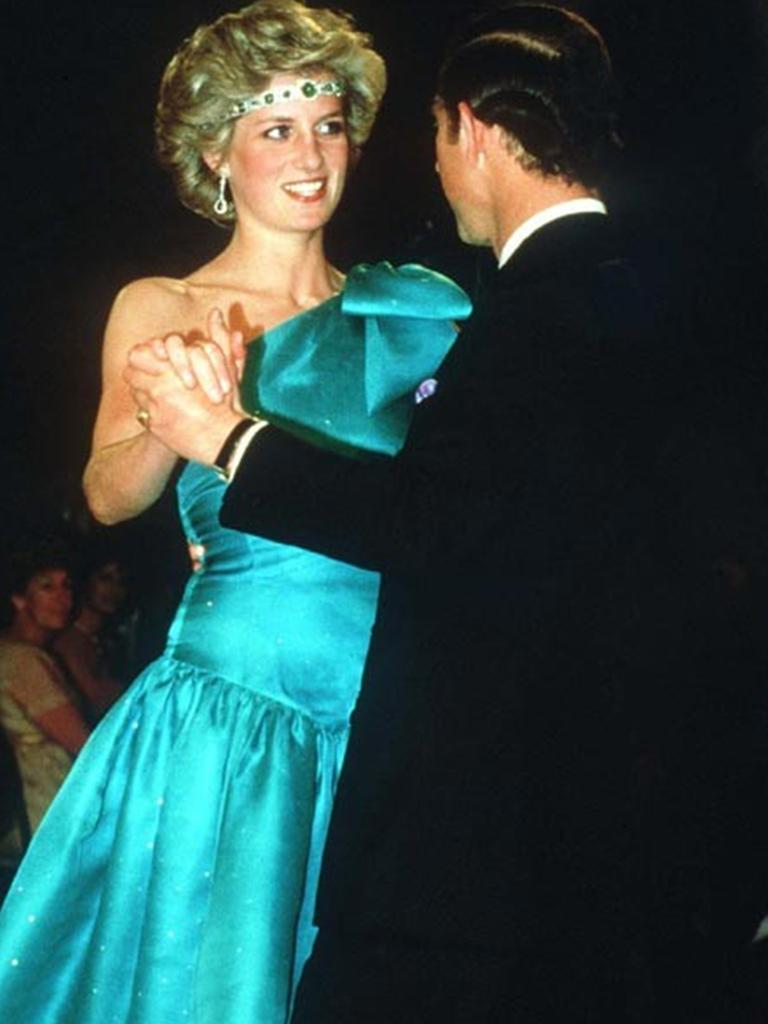 戴安娜王妃礼服大合集,戴安娜王妃最美的衣服