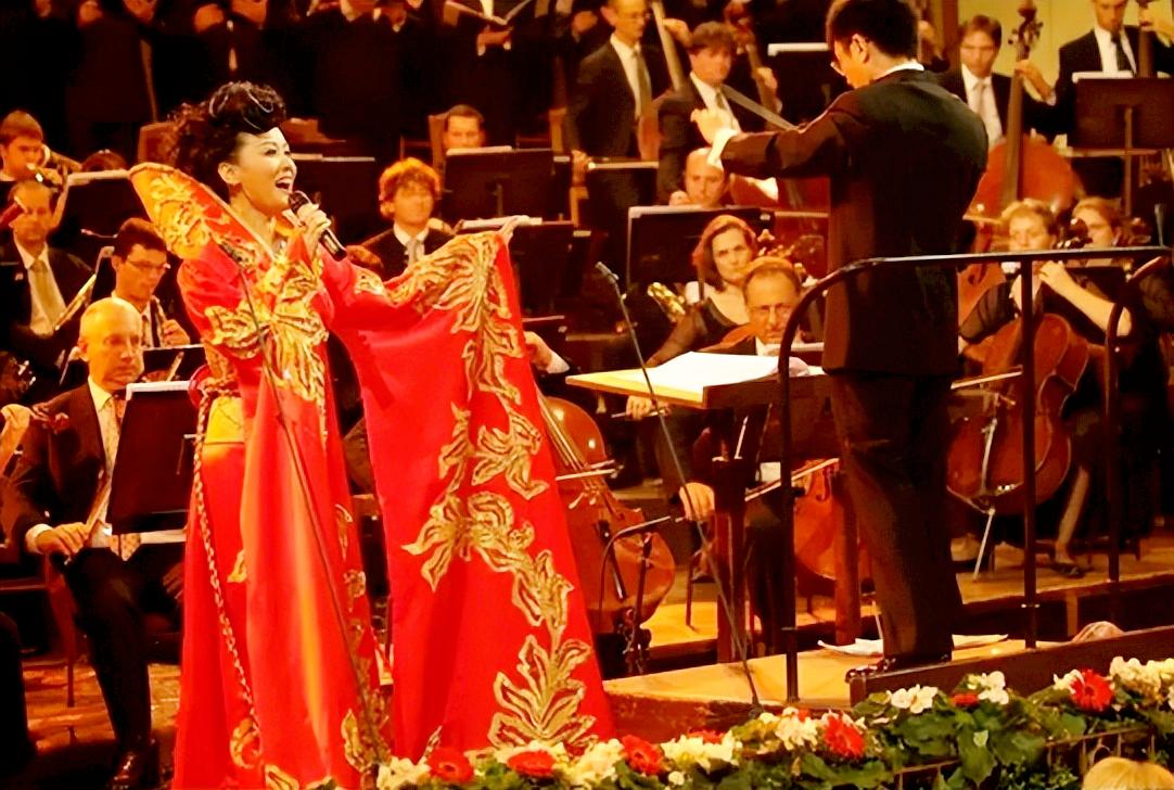 “大魔王”谭晶：当年高考她哭了3天，嫁给大9岁的院士幸福吗？