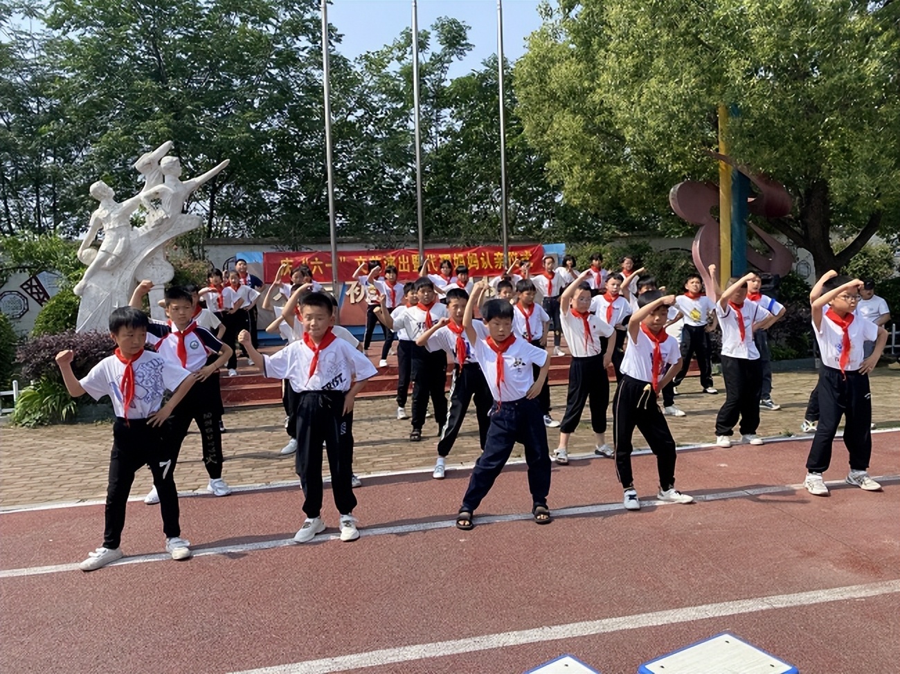 南阳市妇联代理妈妈结对帮扶仪式,代理妈妈帮扶贫困学生