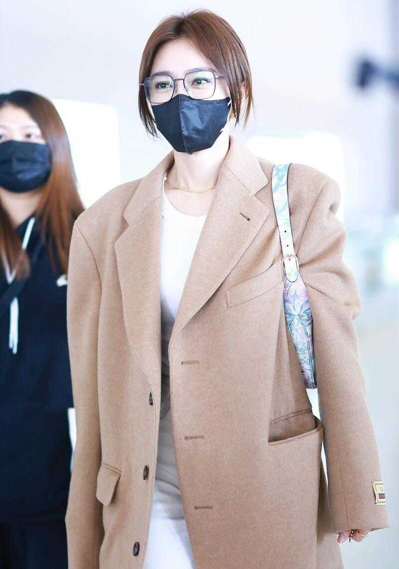 秦岚驼色大衣白色围巾,花儿与少年秦岚同款驼色大衣