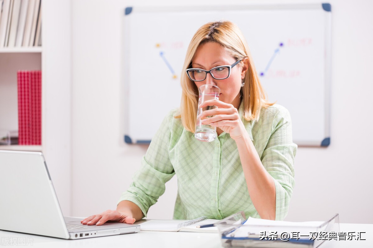 不要再因为工作的原因让自己的身材变样了，坐班时也能燃烧卡路里