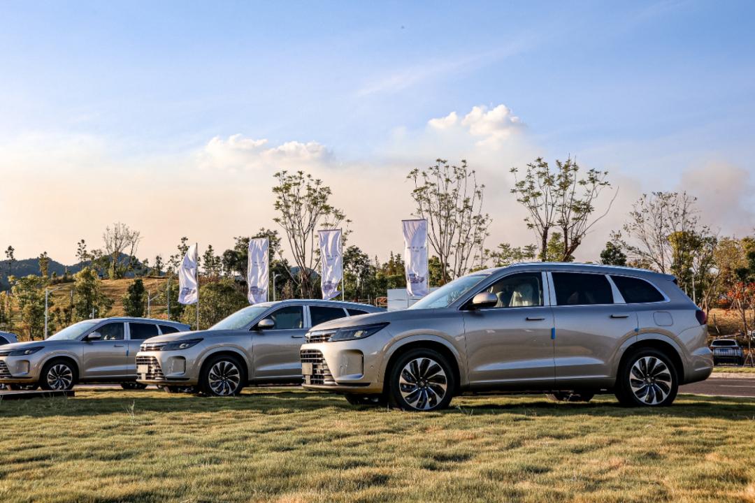 问界m7智驾高速一镜到底,问界m7一键召唤与智界s7的区别