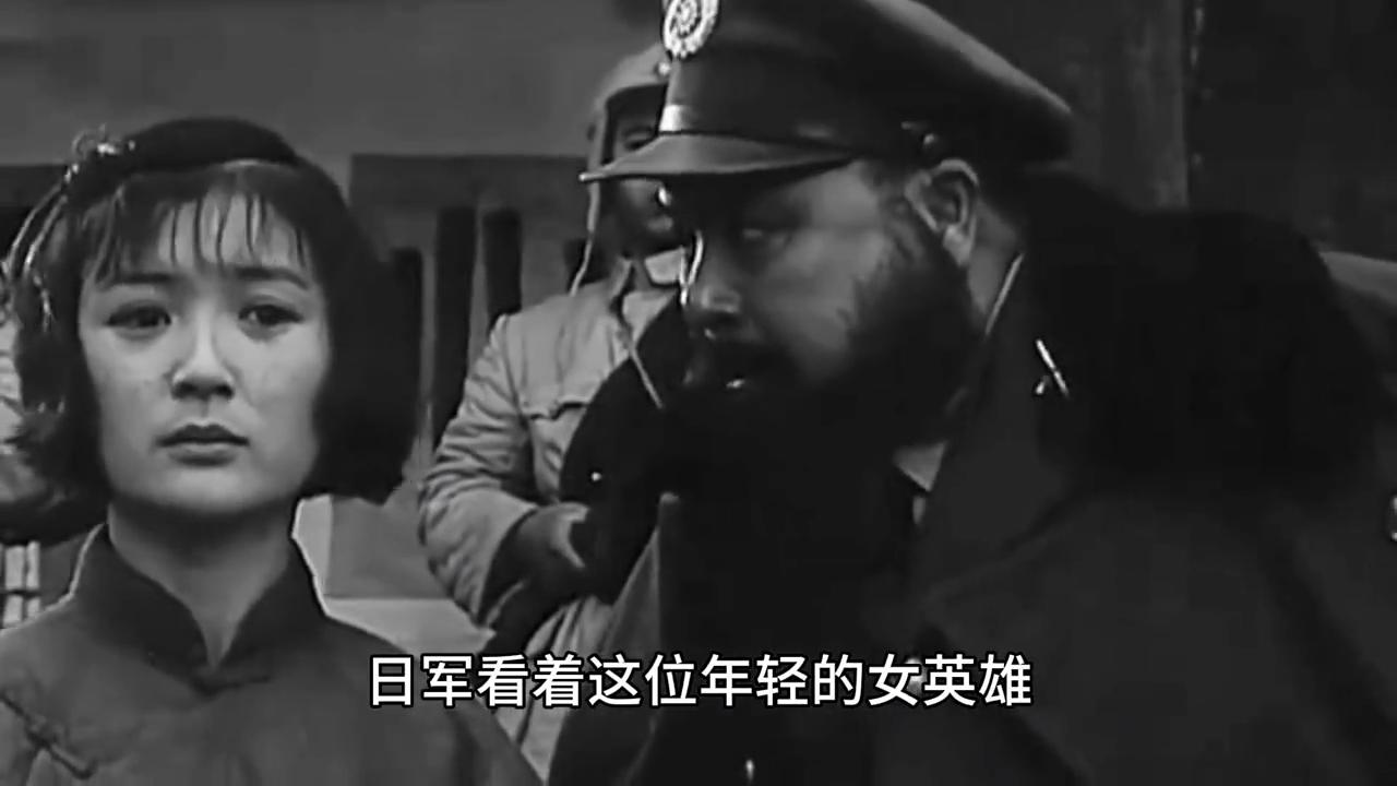 19岁女英雄杨岭梅衣服被日寇扒光忍受酷刑折磨被钉死在城墙上