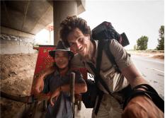 宁波小伙拉一破板车徒步35年,宁波徒步小伙