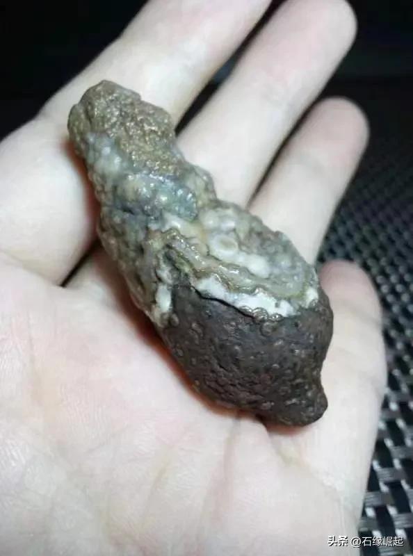 有一种痛只有一个人真正喜欢一块石头的时候，才会感同身受