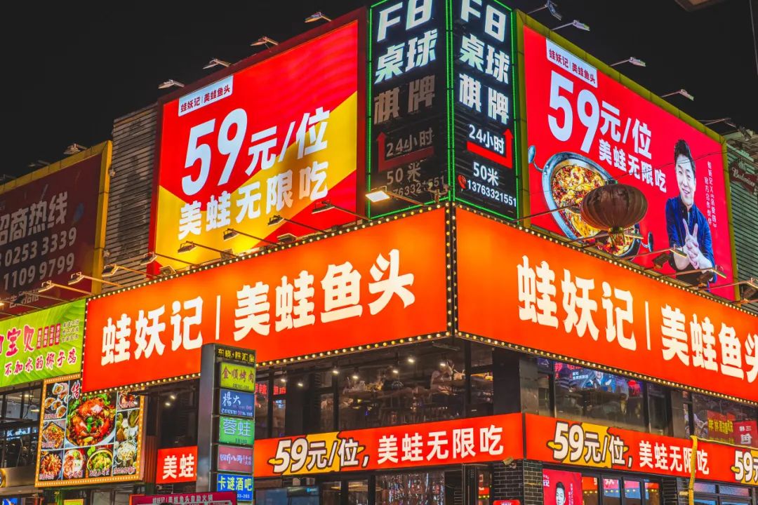 这个被低估的夜宵美食城，跟着「蓝妹啤酒」才找得到！