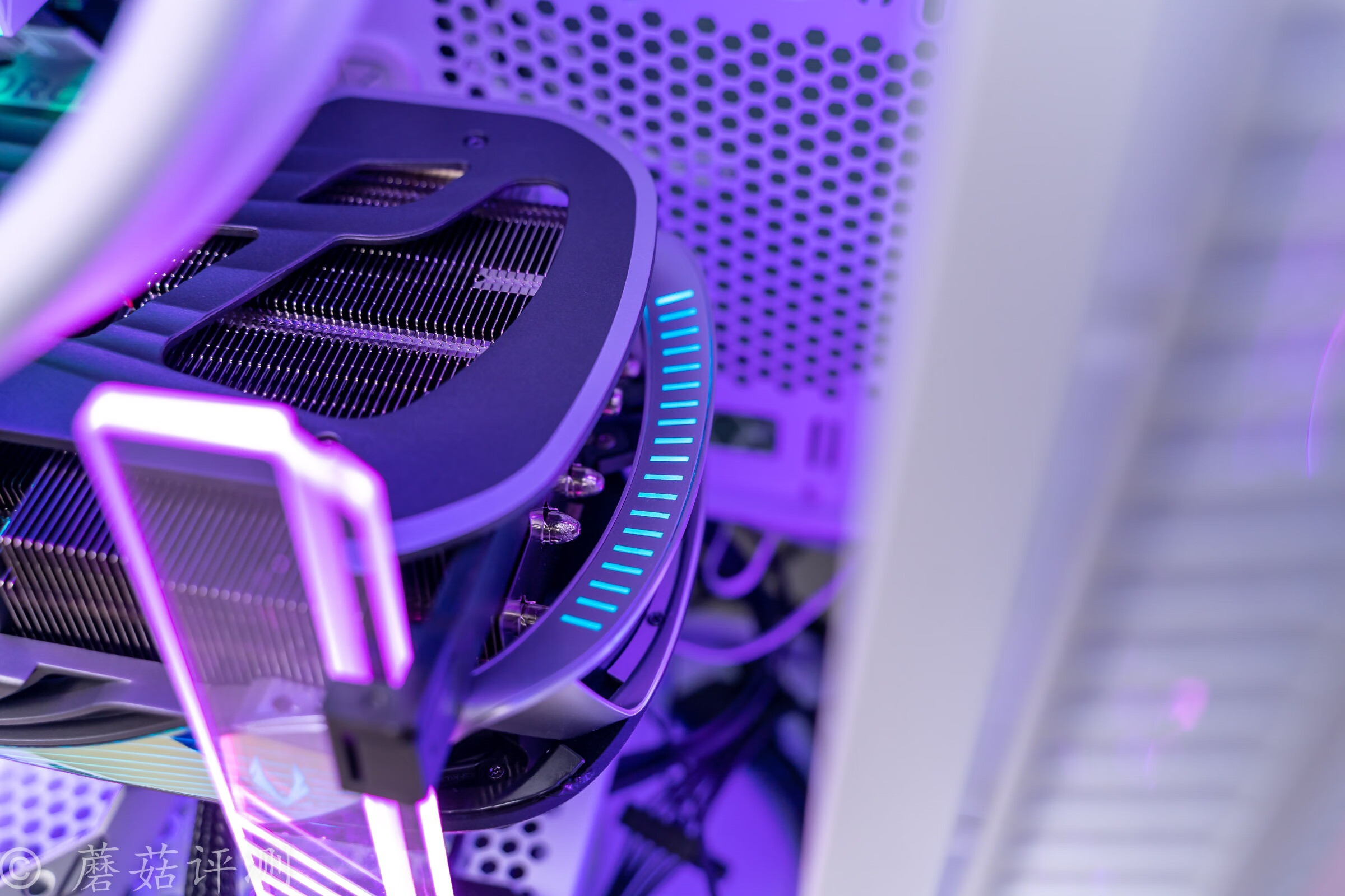 外观精致，散热优秀，适合干活，索泰RTX4090AMP显卡评测