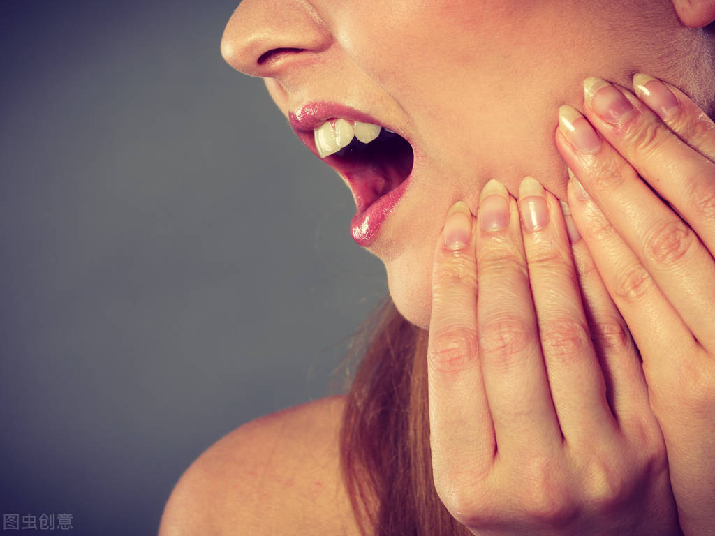 果汁会酸蚀牙齿，喝完后不能立即刷牙