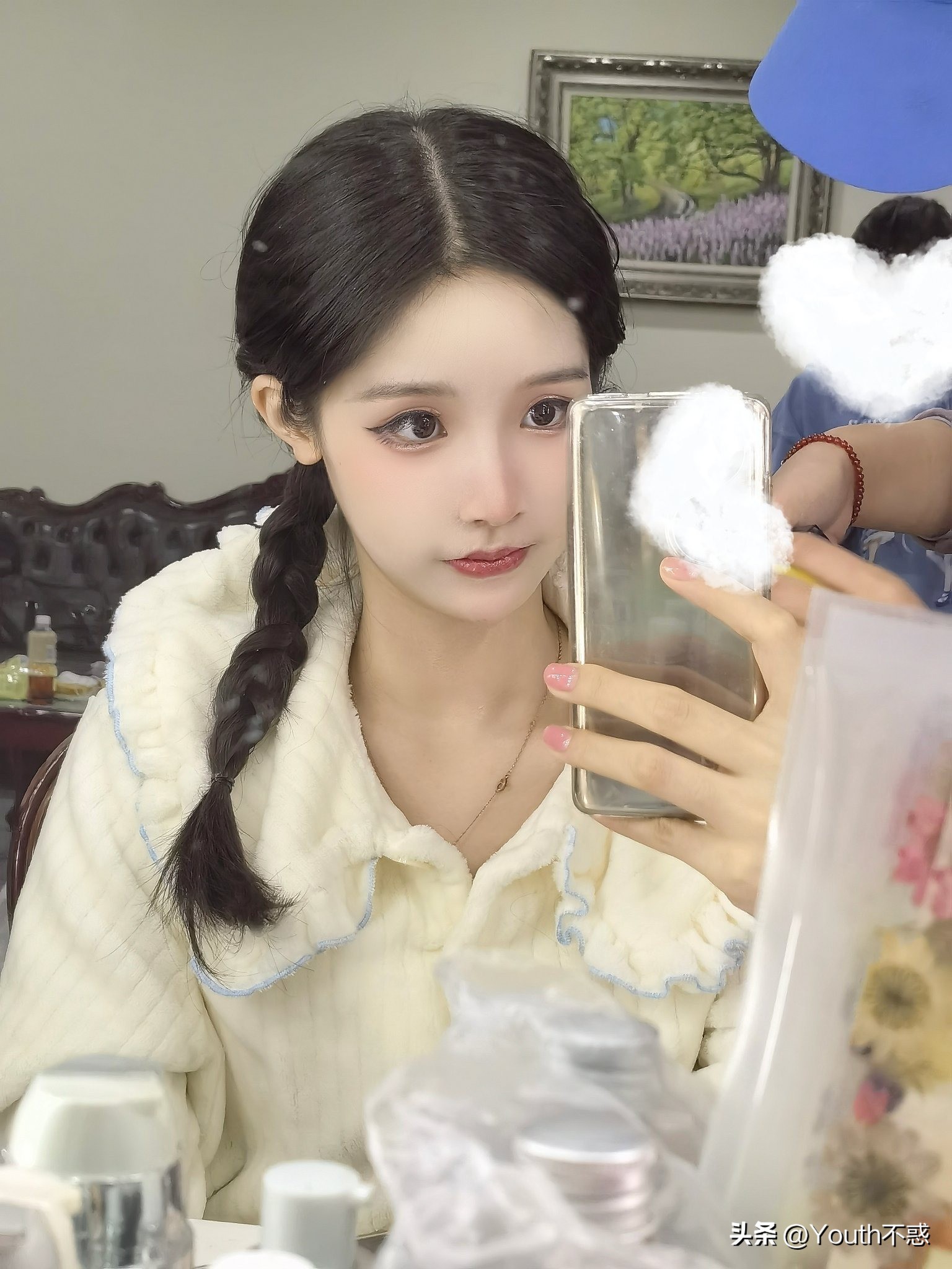 “福利姬”灰色产业链曝光，暗处贩卖自己，收入上千万