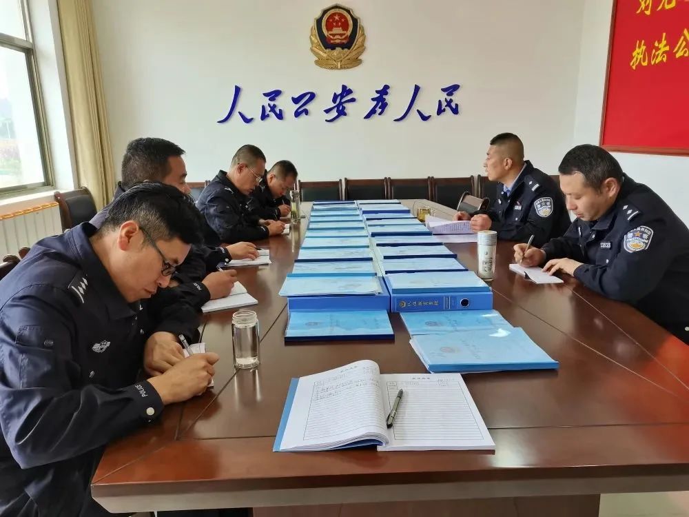 户政窗口周末开辟“学生*证办**”专场【三分钟速览成县公安动态】