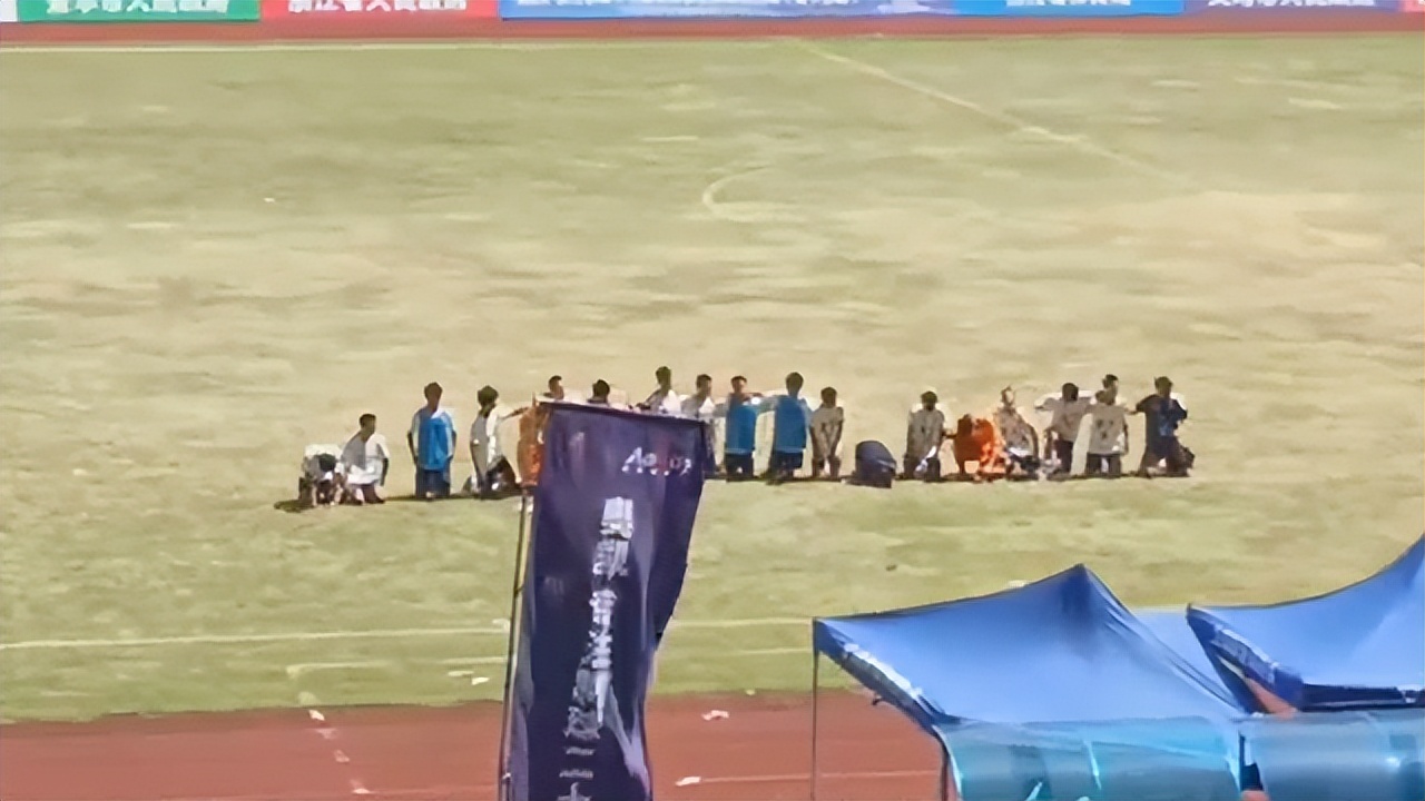 下跪道歉受罚被打,运动员遭不公平待遇暴打裁判