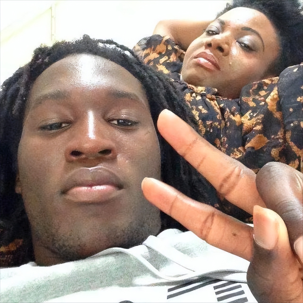 足球！让我们现在都认识了这个曾经食不果腹的男孩