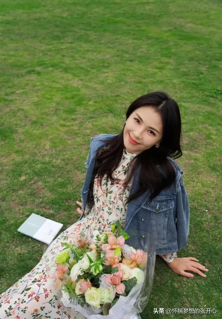 刘涛穿酒红色波点长裙优雅迷人,刘涛碎花裙配卷发温柔复古