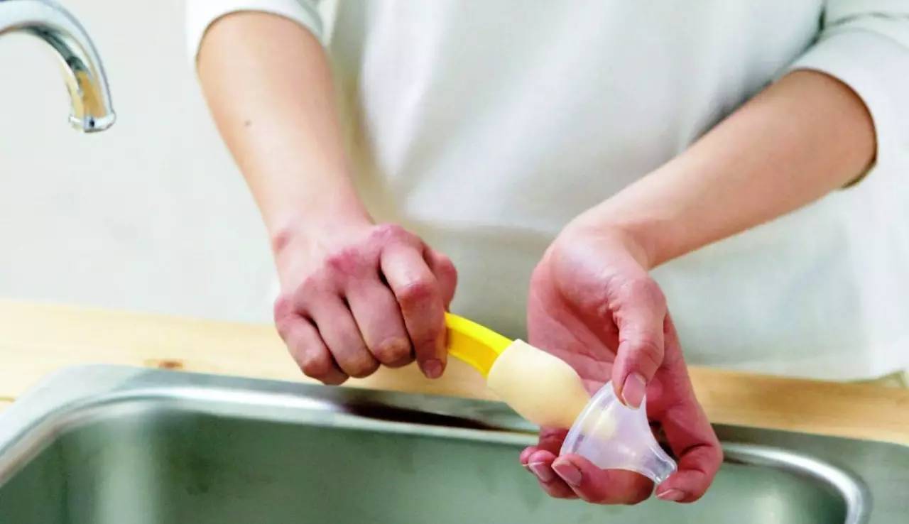 宝宝更换奶粉的正确方法,给宝宝更换奶粉的正确方法