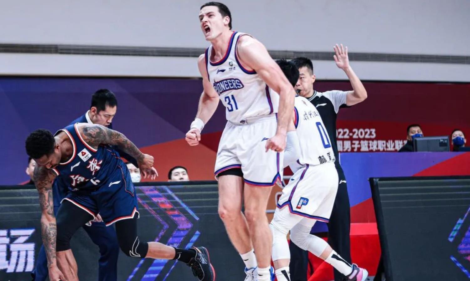 千万别来CBA打球！要命！胡金秋恶犯，天津外援头部着地不省人事