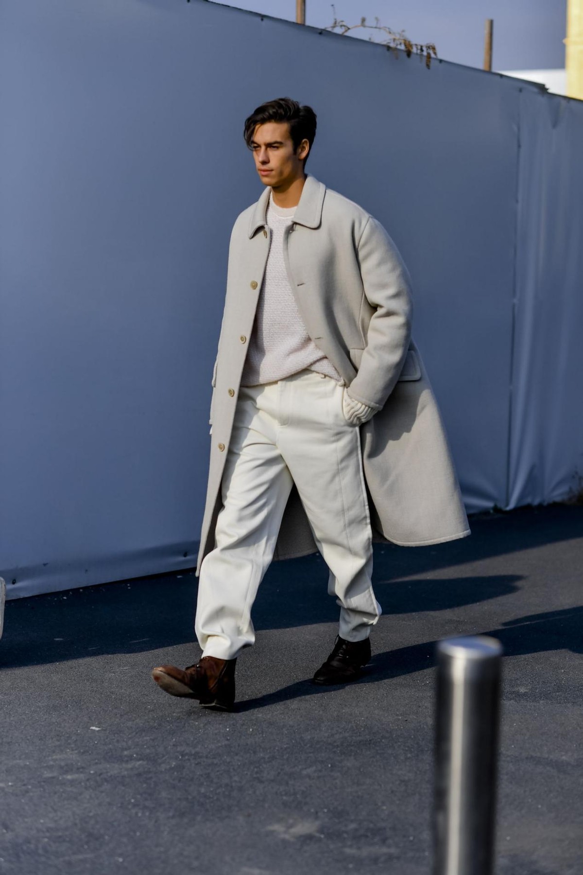 冬季浅色长筒皮靴搭配裤子,今年流行的冬季鞋靴穿搭