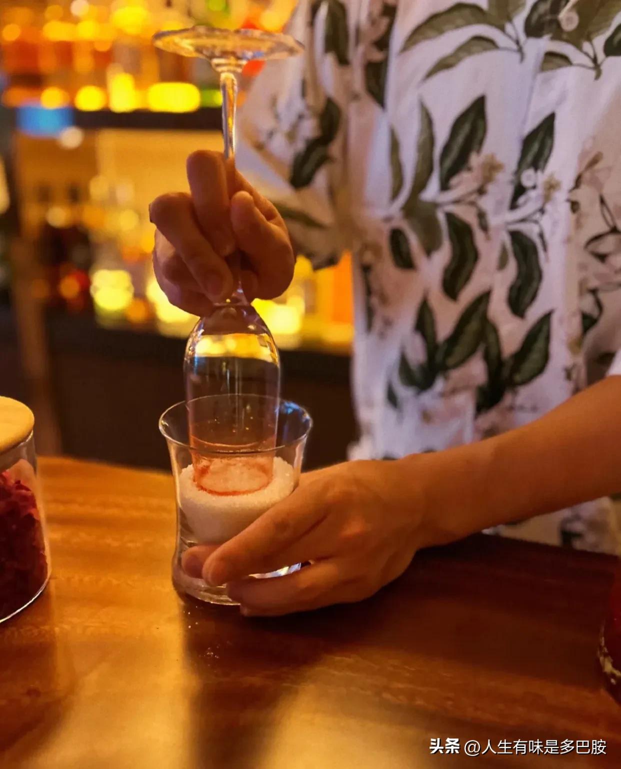 新手去酒吧如何跟女孩互动,如何在酒馆里被人搭讪