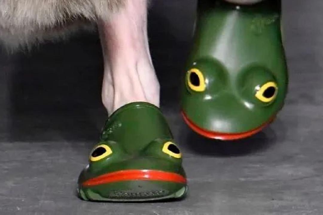 离谱？一双草鞋居然卖1.45万！网友：真“拔草”了