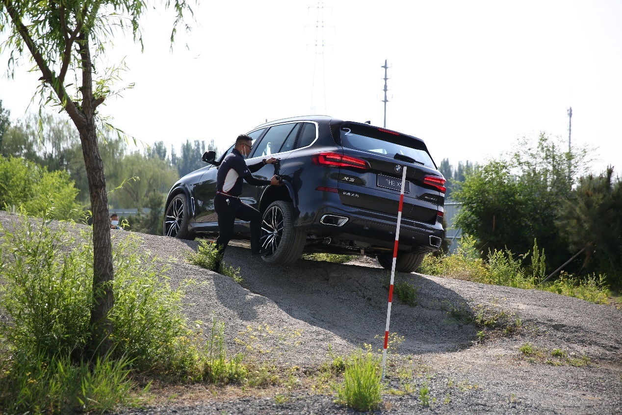 宝马x5新款尊享版2022款夜间试驾,试驾宝马x5新车型