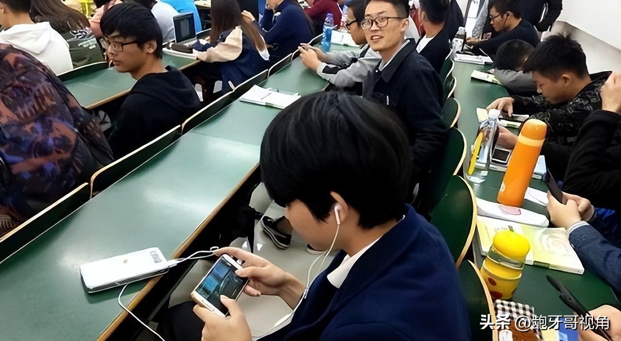 贵阳某中学把20余部学生手机泡水引热议，学校这样处置是否得当