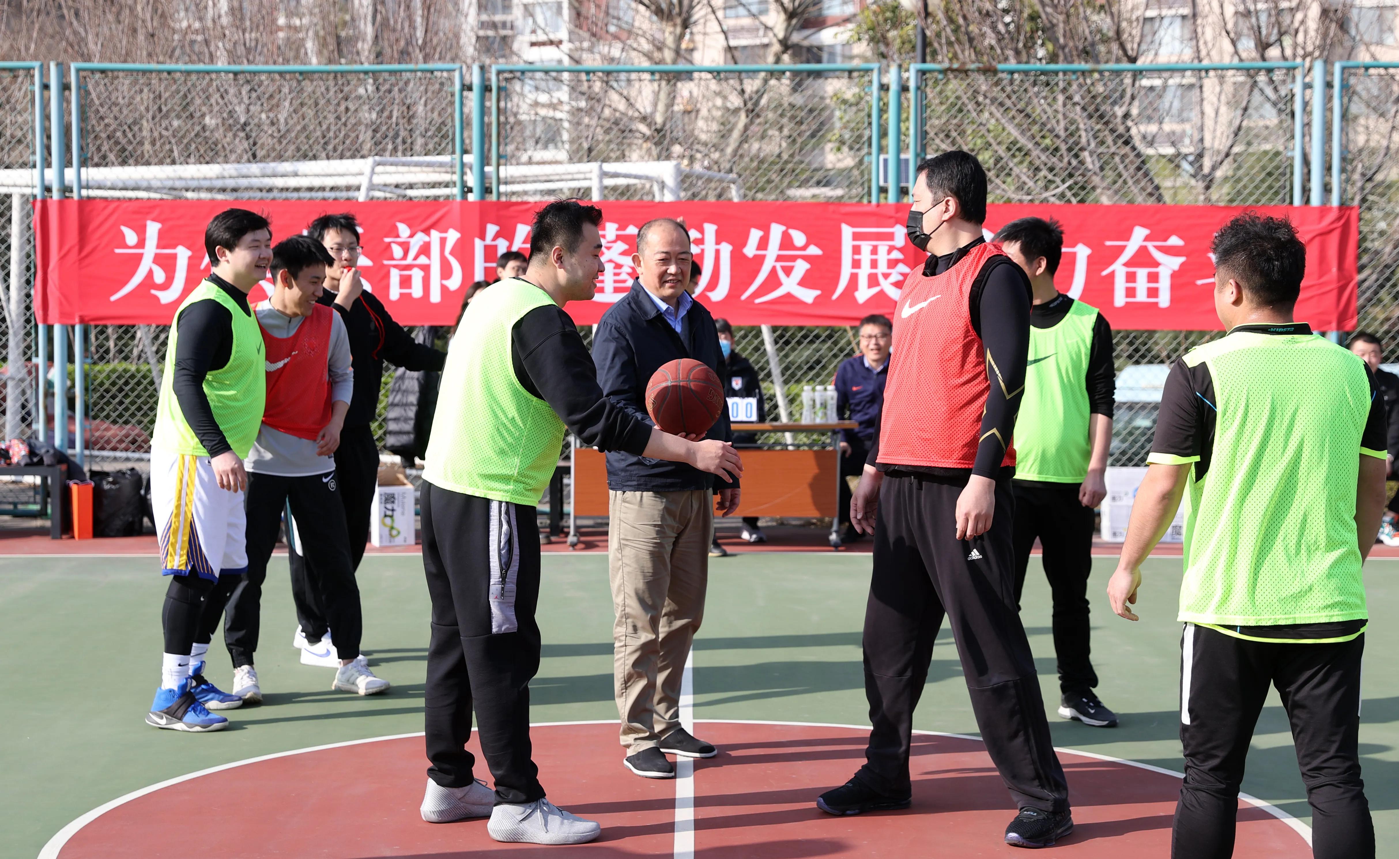 “团结拼搏、奋勇争先”俱乐部举办首届职工篮球比赛