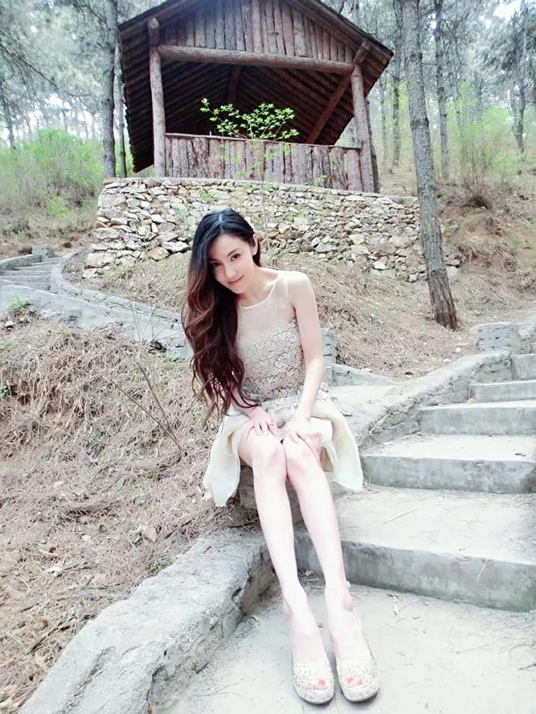 她是主持和作家，当过演员热爱舞蹈，据传更是足球解说员詹俊妻子