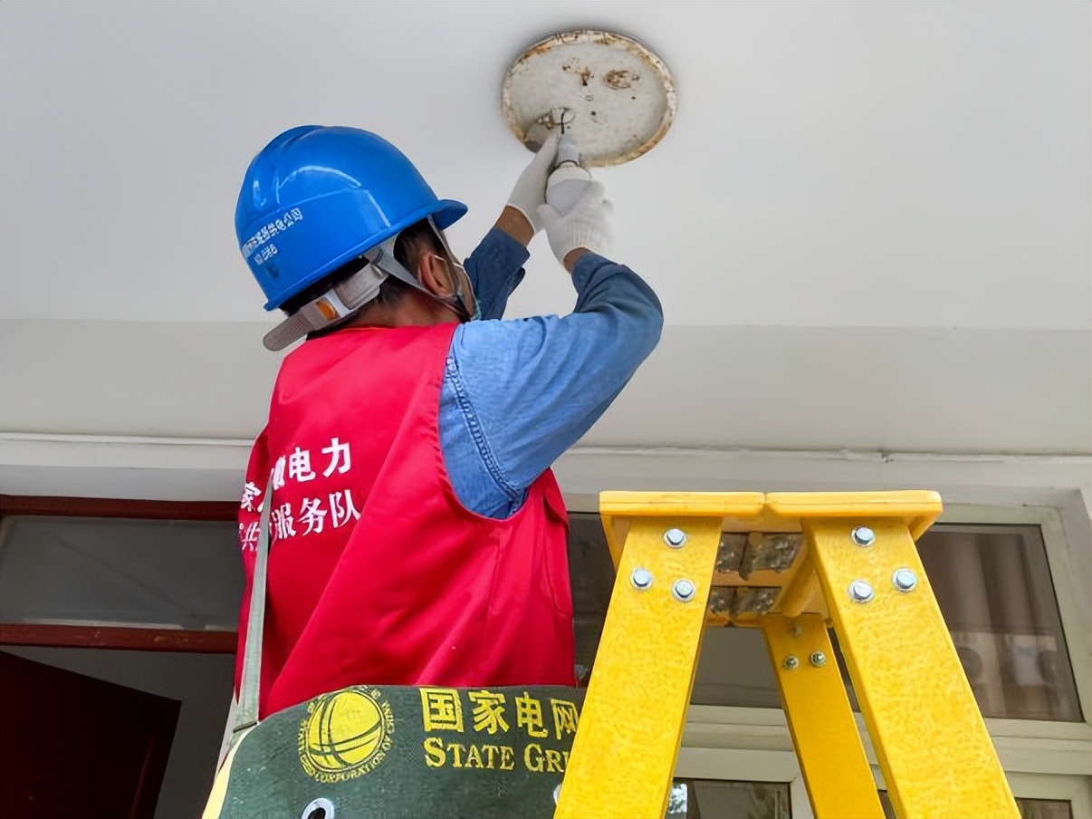 供电公司开展重阳节慰问,供电所慰问孤寡老人温情传递爱心