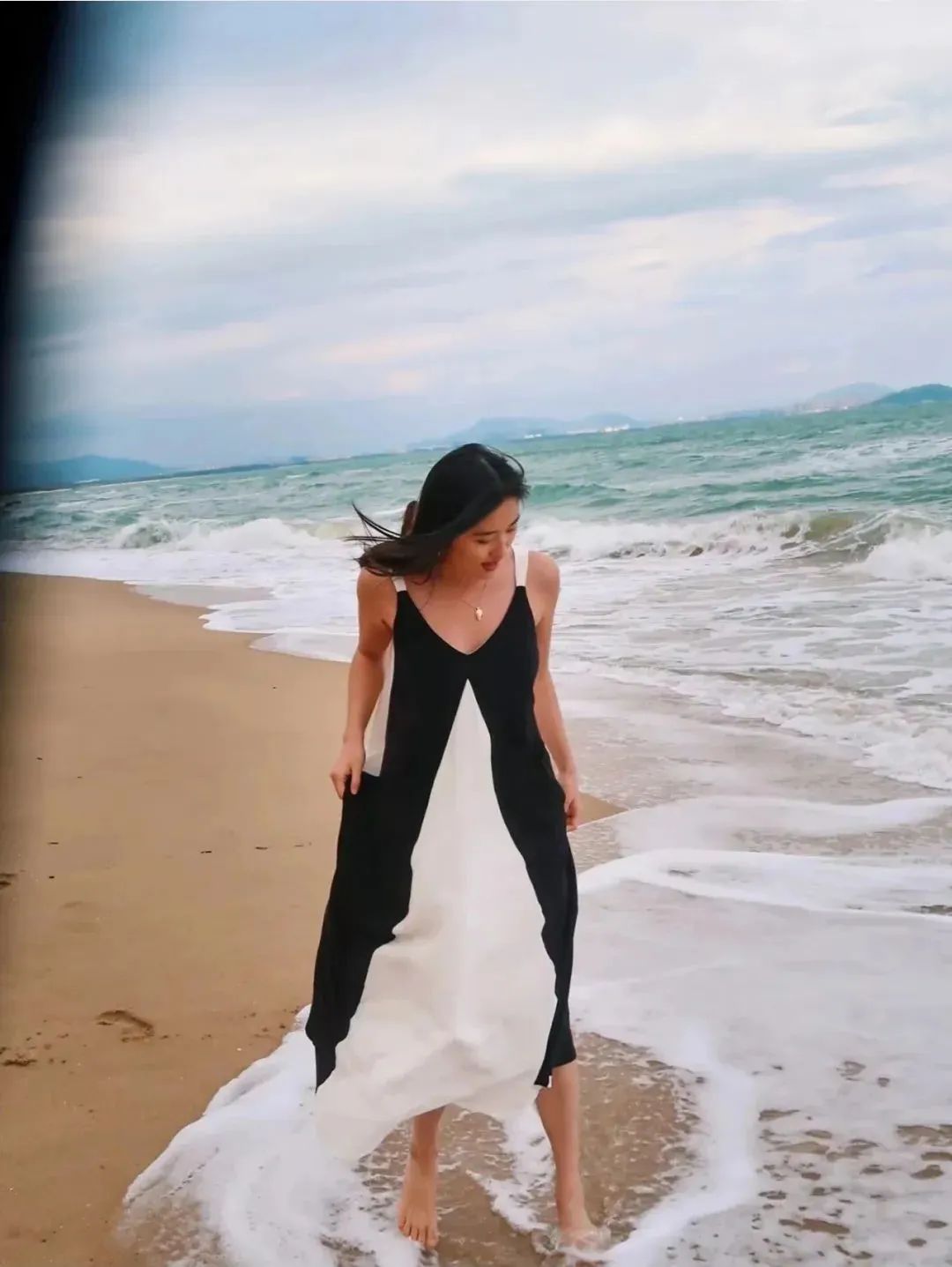 超好看的泳衣推荐,小众的连体泳衣靓丽而又优雅