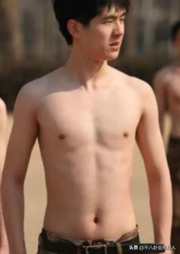 男人味也能“造假”？眉毛稀疏、画腹肌、贴鬓角，张艺兴差距最大