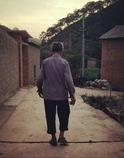 六旬老汉杀子自首,老汉亲手杀死儿子后自首怎么判的