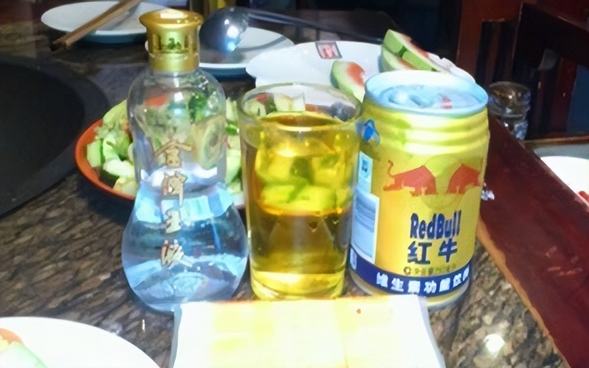 红牛和白酒可不可以一起混着喝,红牛加鸡蛋加白酒一起喝会怎样