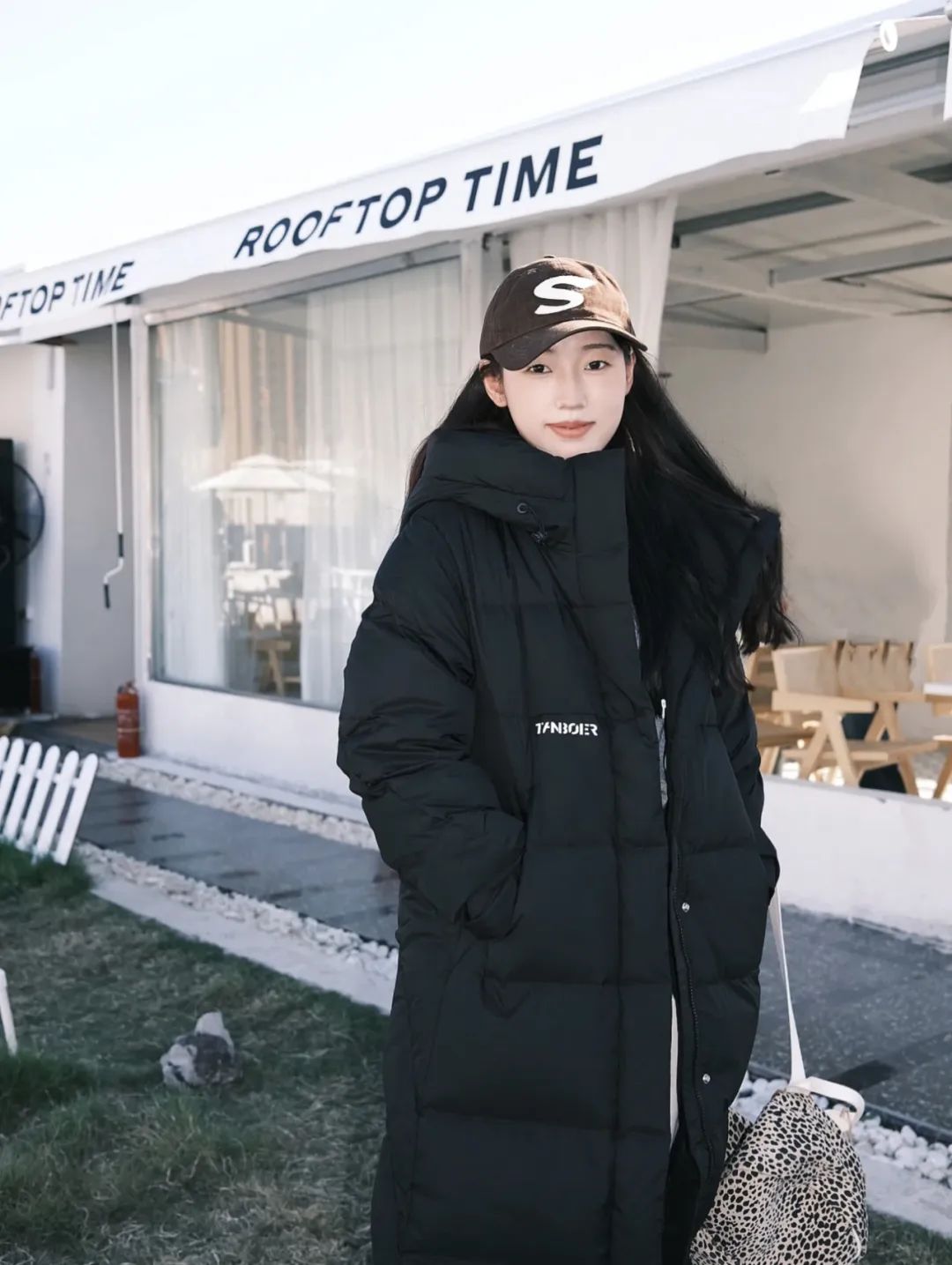 羽绒服卫衣裙搭配,今年流行穿搭羽绒服加什么靴子