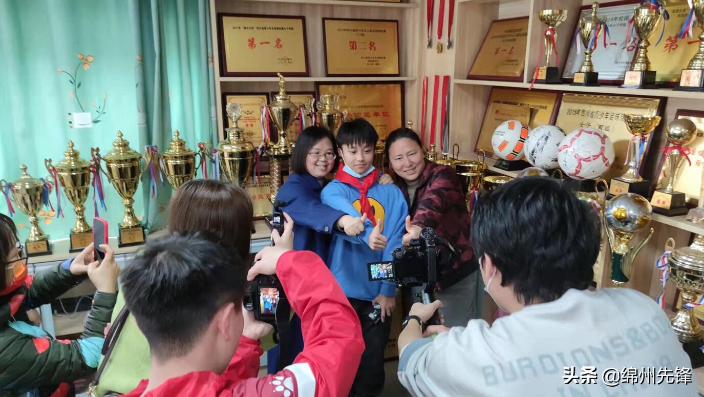 张琳艳回母校被老师塞糖,张琳艳恩师