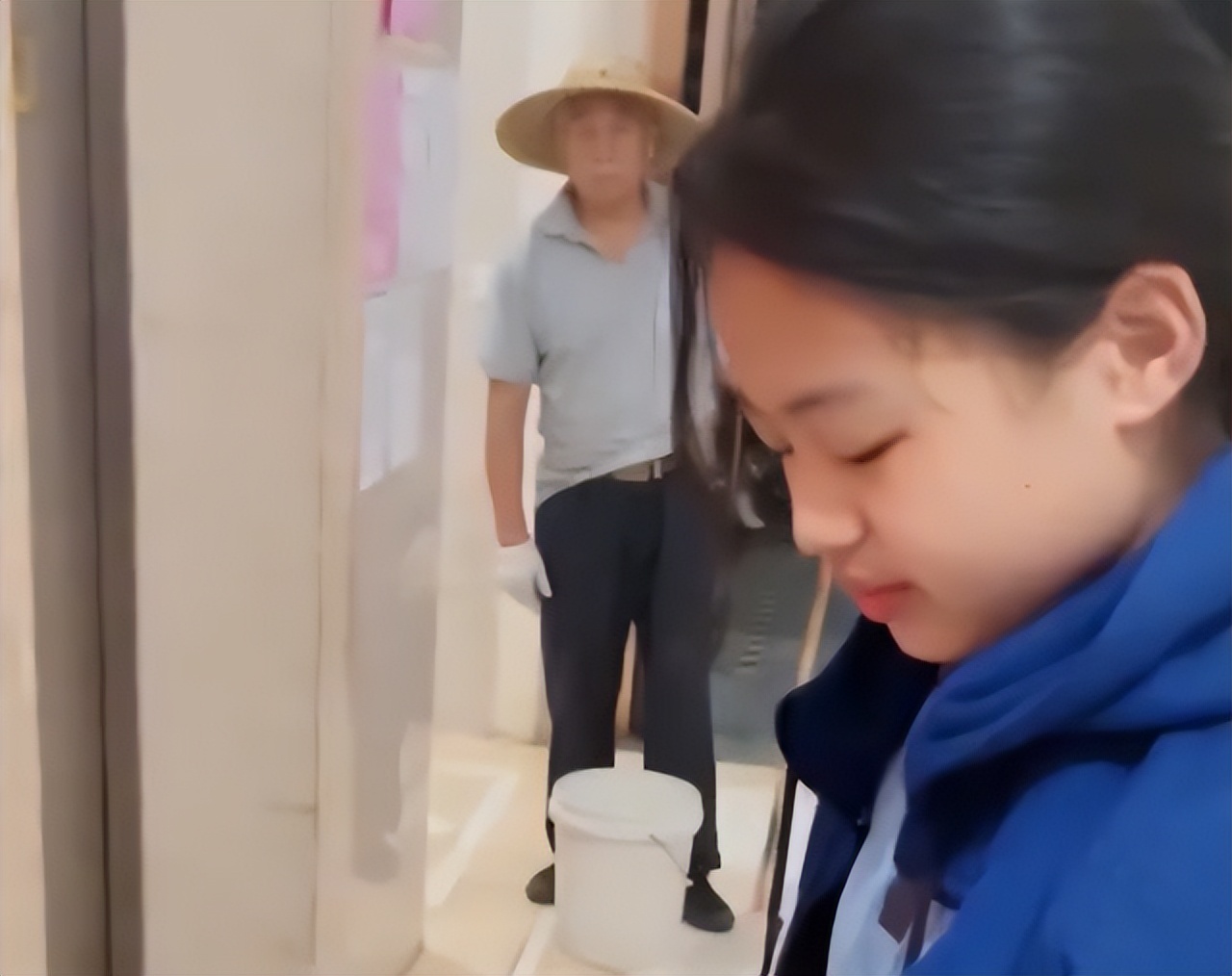 女儿第一次来例假爸爸很暖心,女儿第一次来例假爸爸连夜送医院