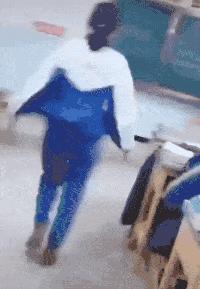 姑娘这么可爱竟然当保安，大叔都忍不住多看两眼，太屈才了: