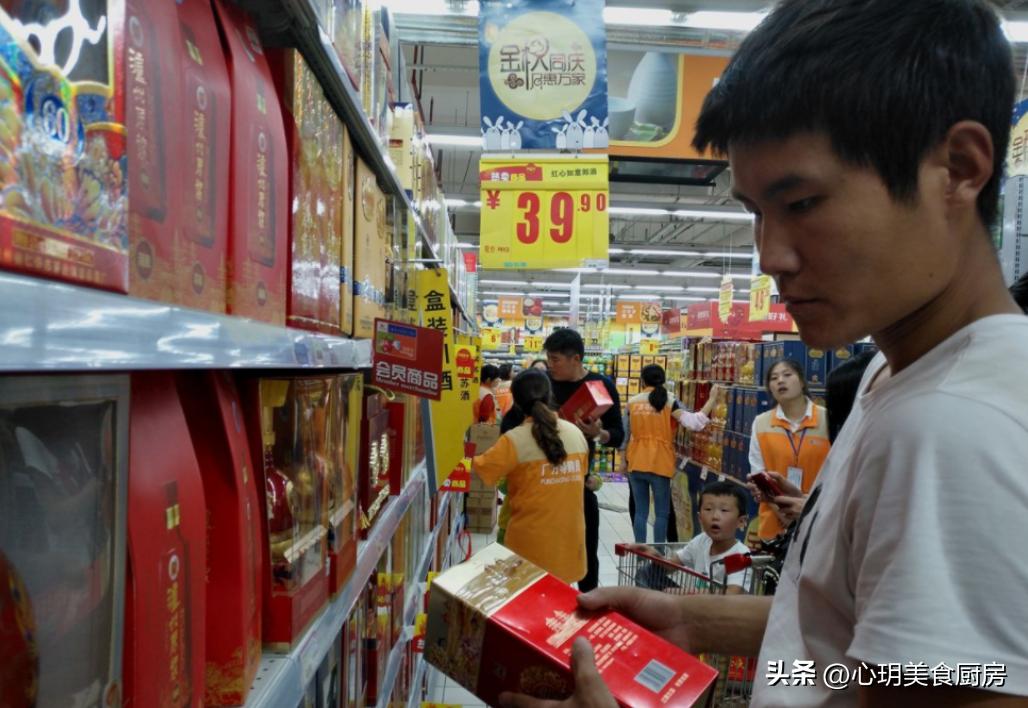 买酒时，老板问“送人还是自己喝”，留个心眼，别傻乎乎的被套路