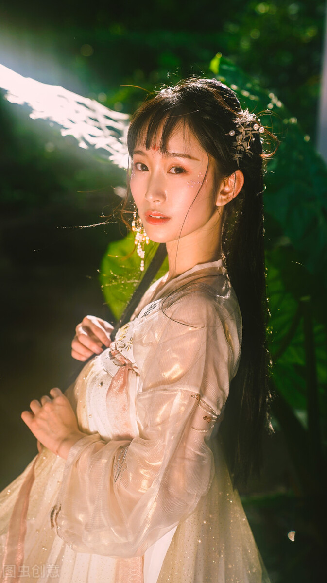 为保护宠妃他将马车转向王妃,为保住公主皇帝抛弃女儿